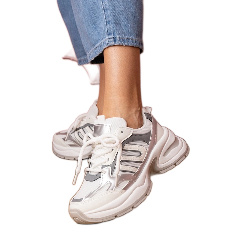 Fehér sportcipő masszív talppal