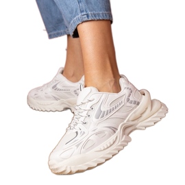 Fehér sport cipők egy stílusos talpon