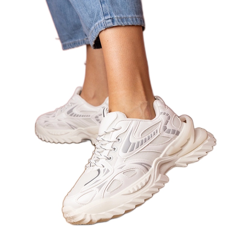 Fehér sport cipők egy stílusos talpon