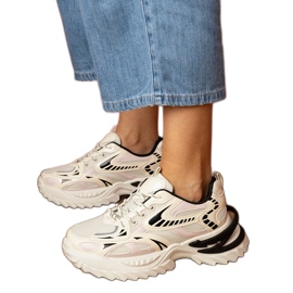 Bézs sport cipők egy stílusos talpon