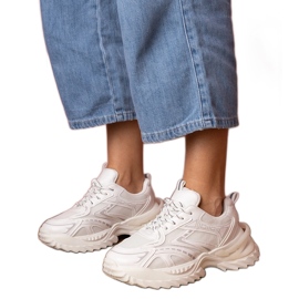 Fehér sport cipők egy vastag talpon