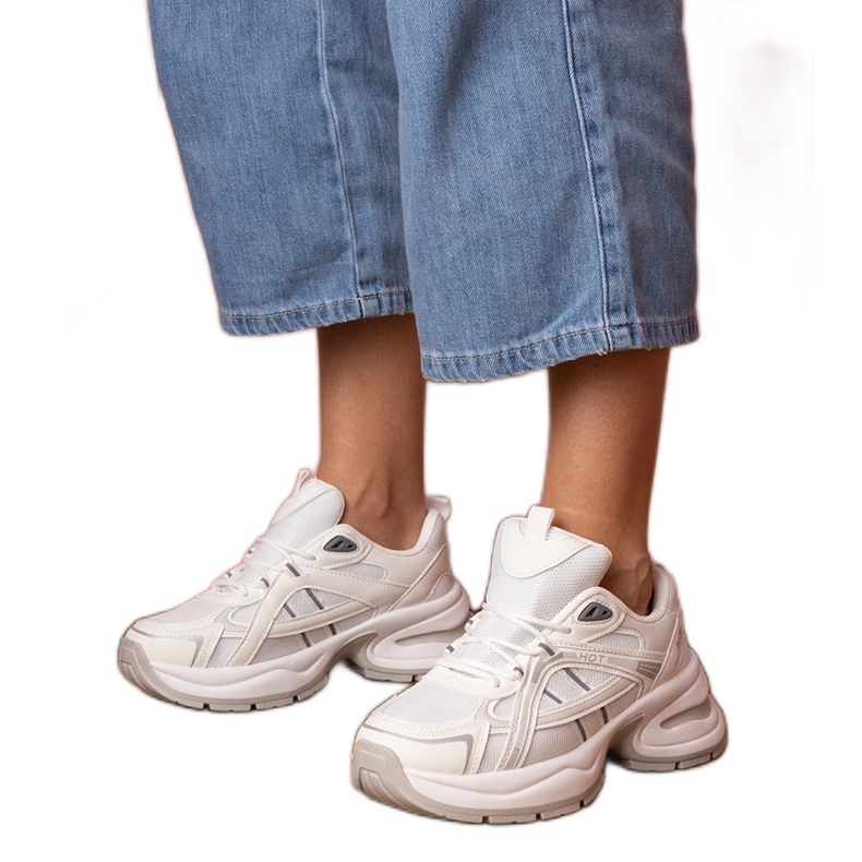 Fehér sportcipő masszív talppal