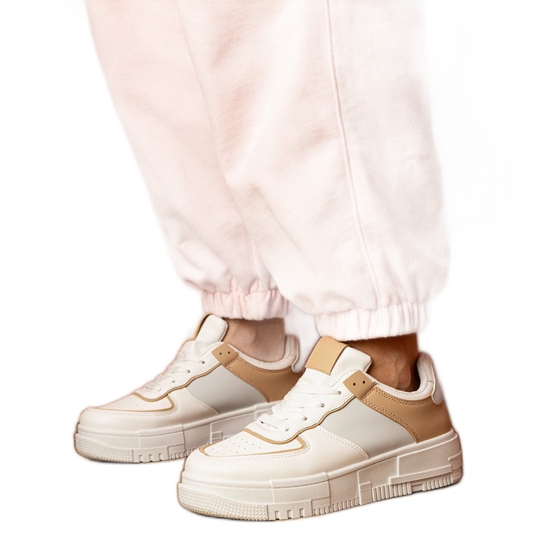 Fehér és bézs sportos cipők a Platfotm -on