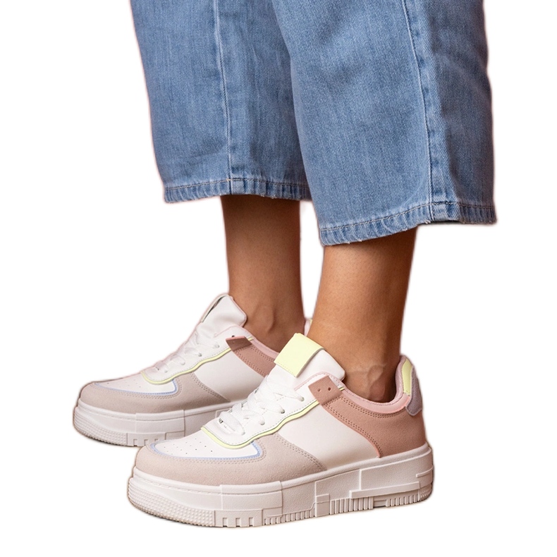 Fehér és szürke sport cipők a platfotmon