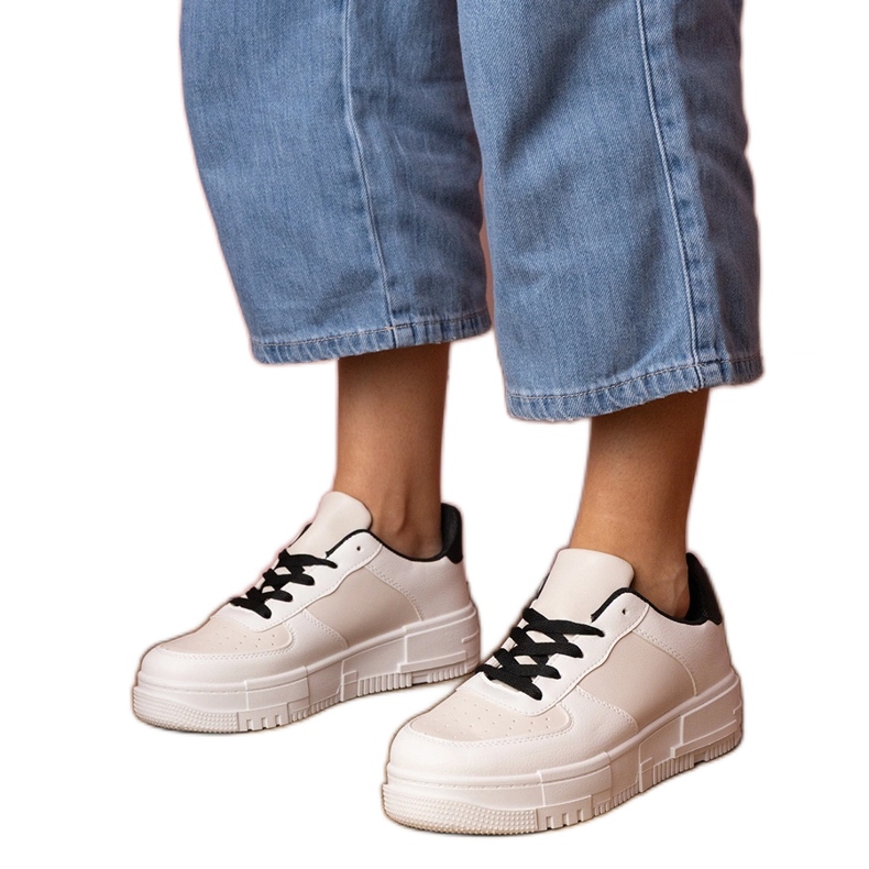 Bézs sport cipők a Platfotm -en