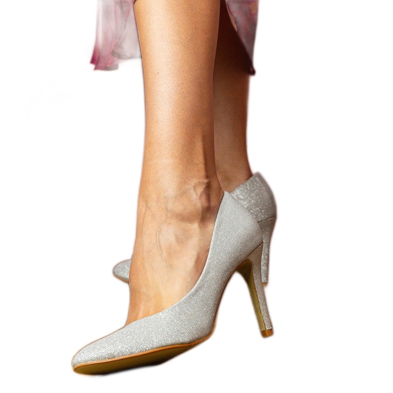 Ezüst szivattyúk egy brokád kivitelben