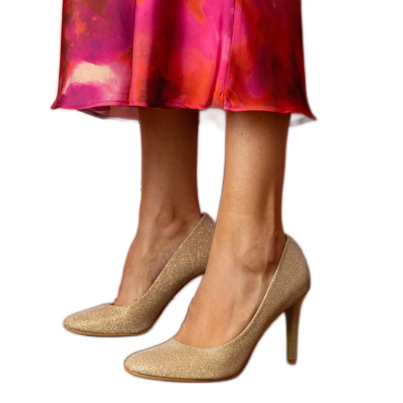 Aranyszivattyúk egy brokád kivitelben aranysárga