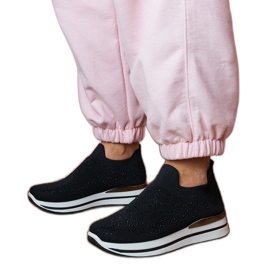 Fekete női cipők a platformon cirkonokkal