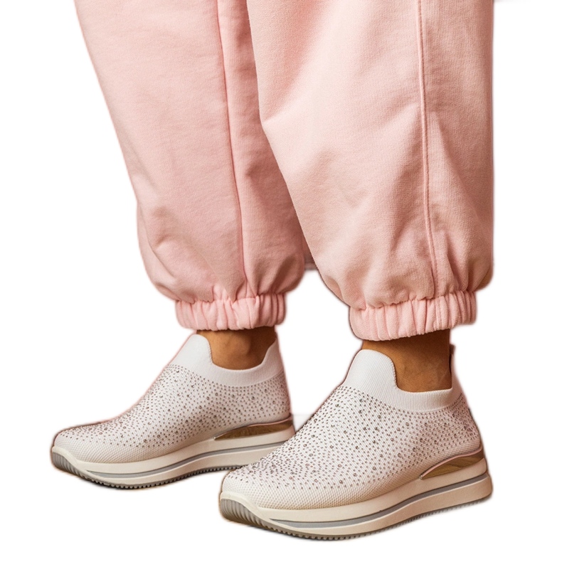 Fehér női cipők a platformon cirkonokkal