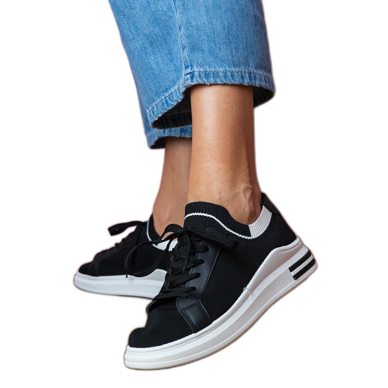 Fekete női cipők a platformon csipkékkel Fekete női cipők a platformon csipkékkel