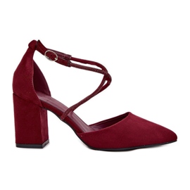Pumpák hegyes lábujjakkal és díszített bordó hevederekkel piros