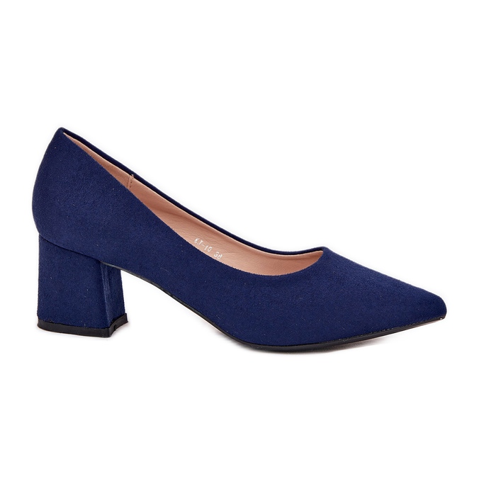 Női szivattyúk hegyes lábujjakkal az oszlop sötétkékén