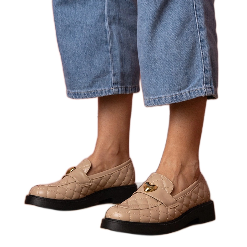 A szívvel díszített bézs steppelt cipők