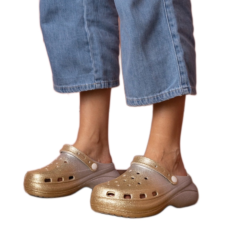 Arany-ezüst beépített papucsok a platformon