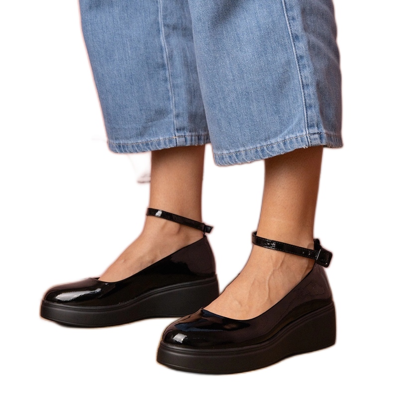 A platformon lakkozott fekete cipő