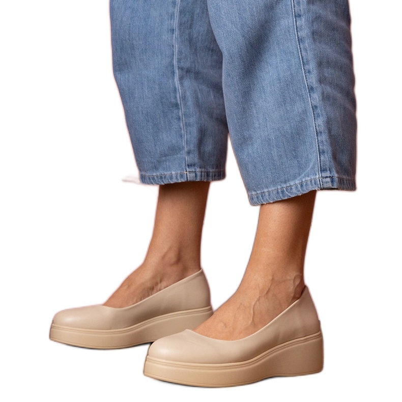 Bézs cipő az öko -lé platformon