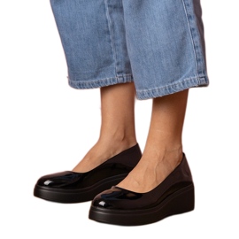 A platformon lakkozott fekete cipő