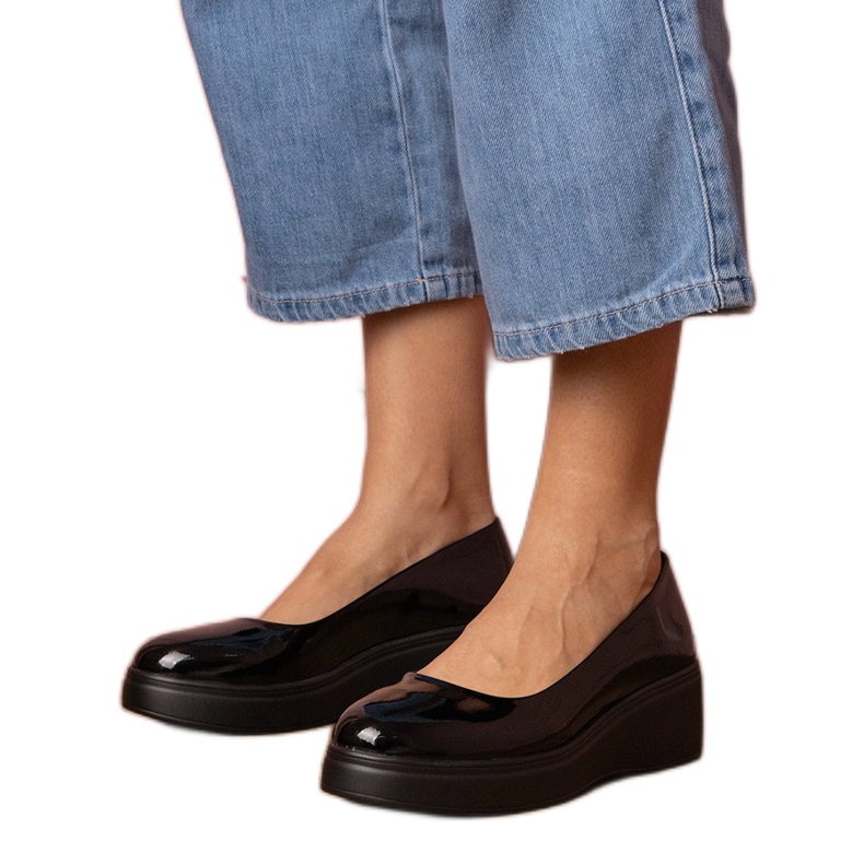 A platformon lakkozott fekete cipő