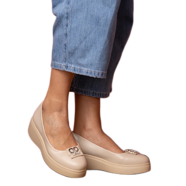 Bézs cipő a platformon cirkondekorációval