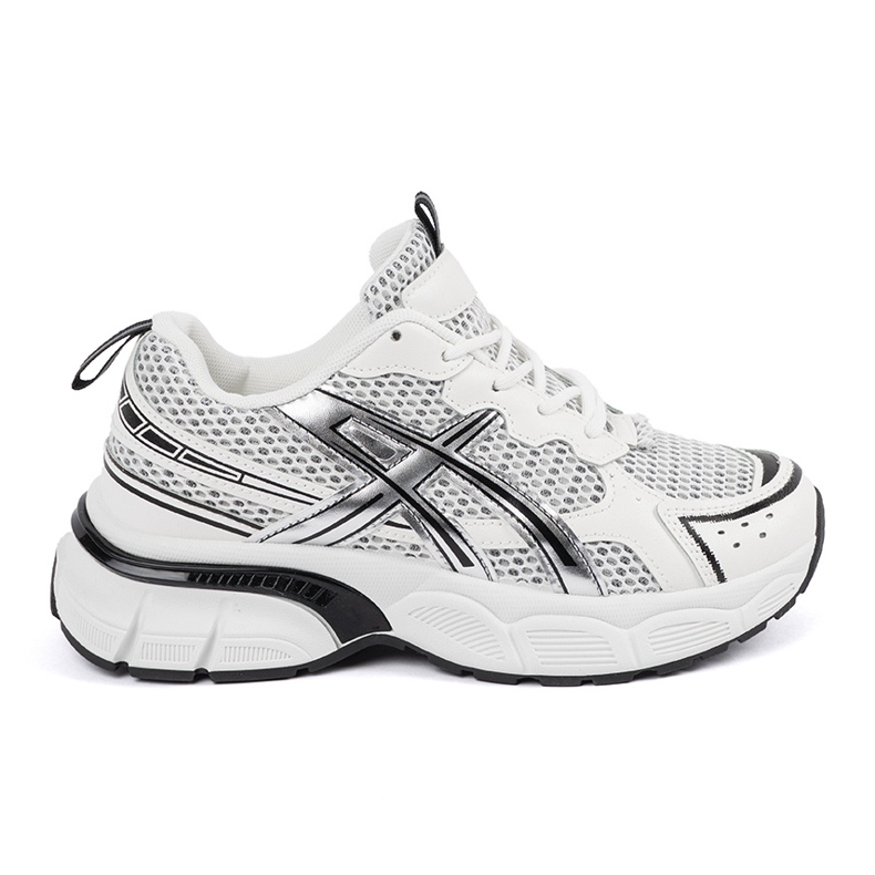 Sportowe fehér és fehér cipők hálóval