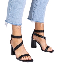 Fekete szandál az oszlopon csatával