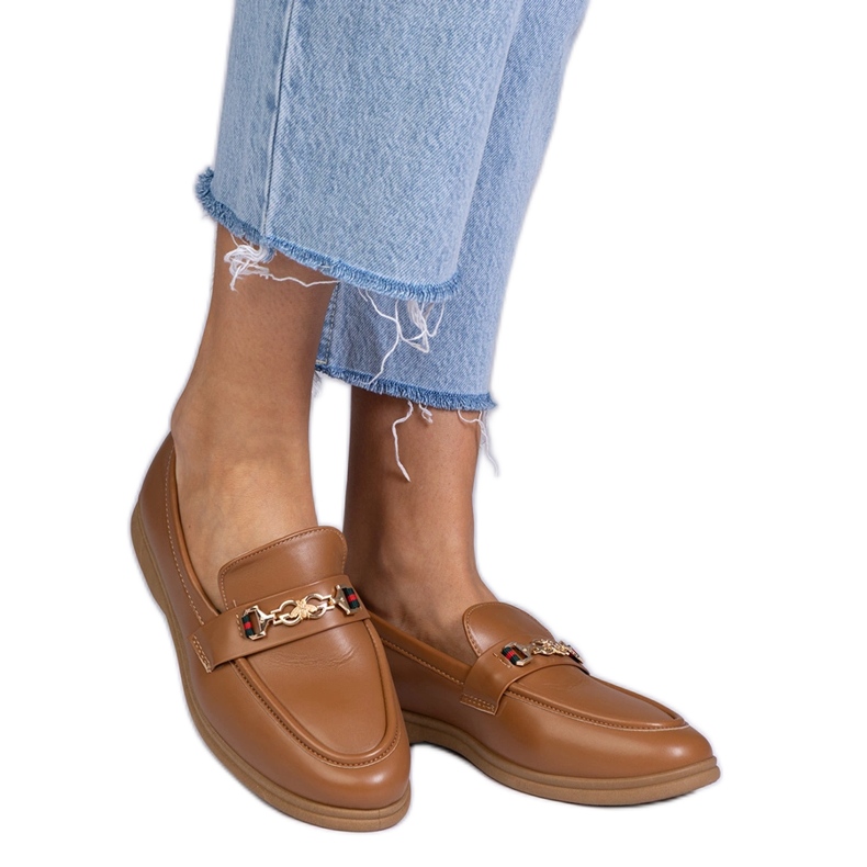 Sötétbarna cipők arany dekorációval