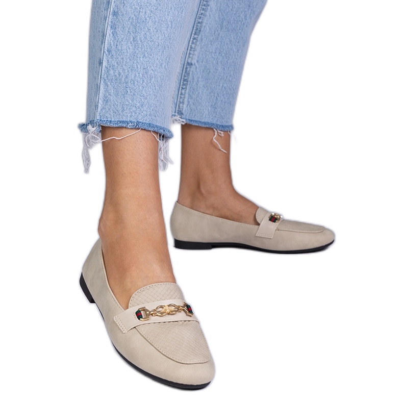 Bézs cipők, matt kivitelben, arany dekorációval Bézs cipők, matt kivitelben, arany dekorációval