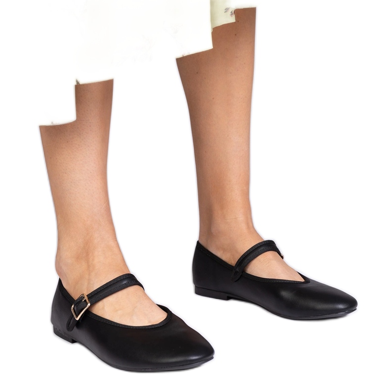 Fekete női balerinák egy csatgal Fekete női balerinák egy csatgal