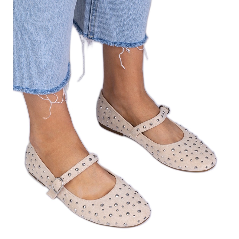 Bézs balerinák csapokkal és csatokkal Bézs balerinák csapokkal és csatokkal