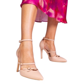 Bézs szivattyúk egy magas sarkú szivattyúk a boka körül rögzített