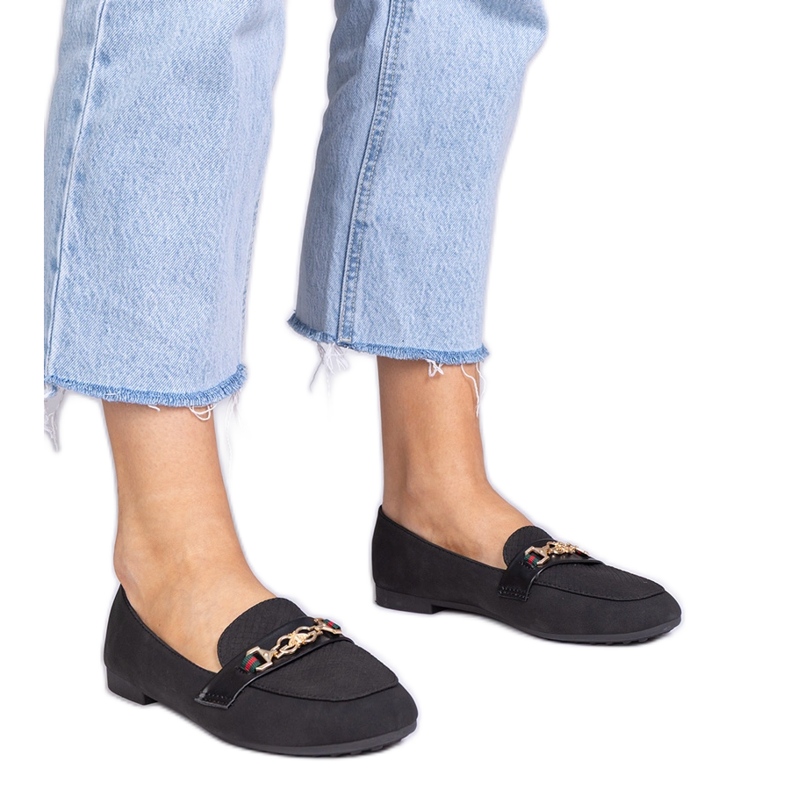 Fekete cipők, matt kivitelben, arany dekorációval