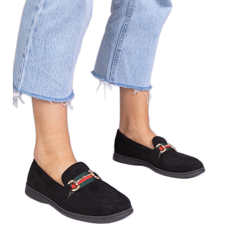 Fekete cipők Ekozamszból arany dekorációval