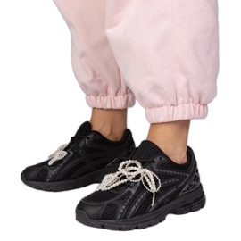 Fekete cipők leszerelhető dekorációkkal Fekete cipők leszerelhető dekorációkkal