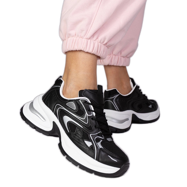 Fekete sport cipők egy vastag talpon