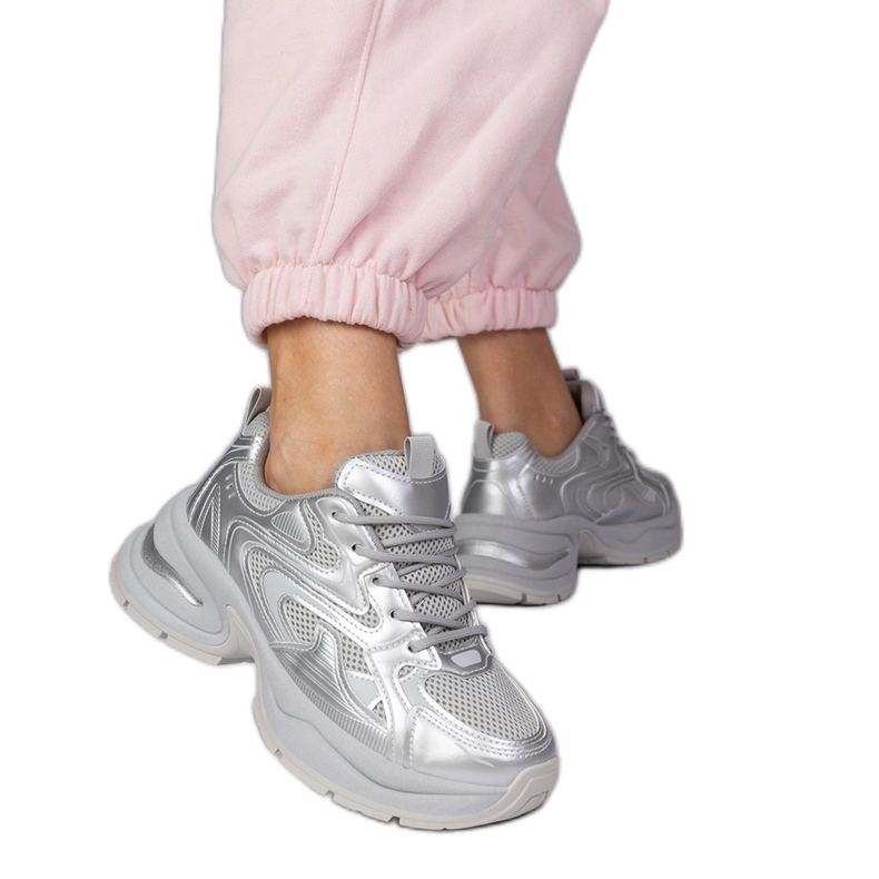 Ezüst sport cipők egy vastag talpon