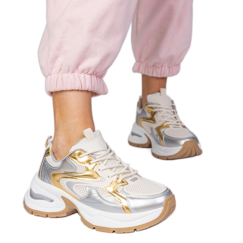 Arany sportos cipők egy vastag talpon aranysárga