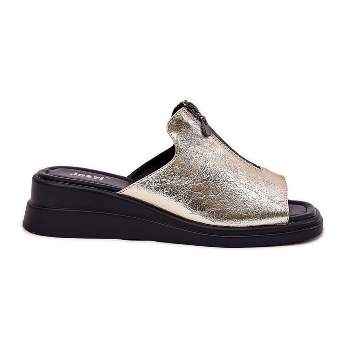 Női ékek egy aranyvárral ellátott ékkel aranysárga