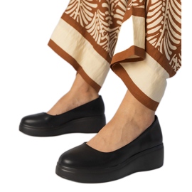 Fekete cipő az öko -lé platformon