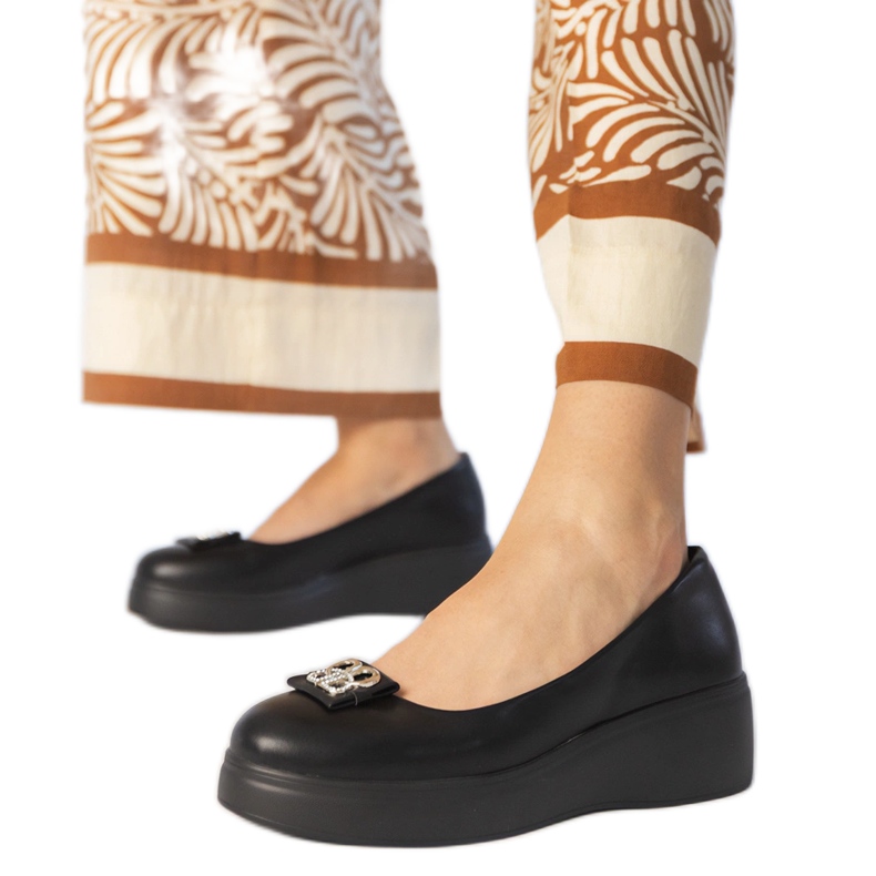 Fekete cipő a peronon cirkondekorációval