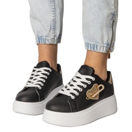 Fekete cipők szív- és biztonsági tűvel Lerisol