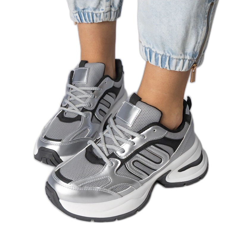 Ezüst sport cipők egy hatalmas talpon