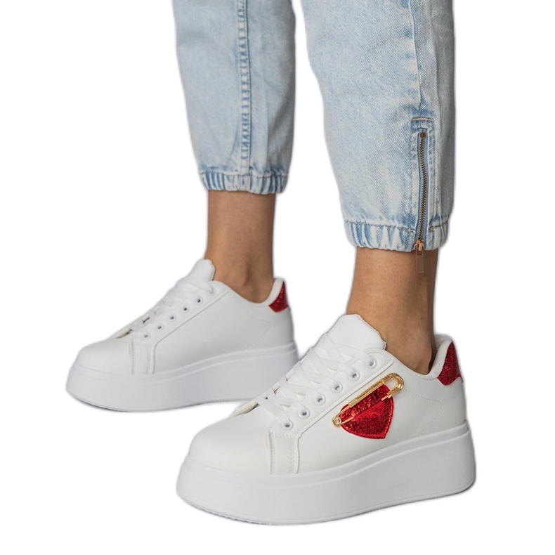 Fehér cipők piros szívvel