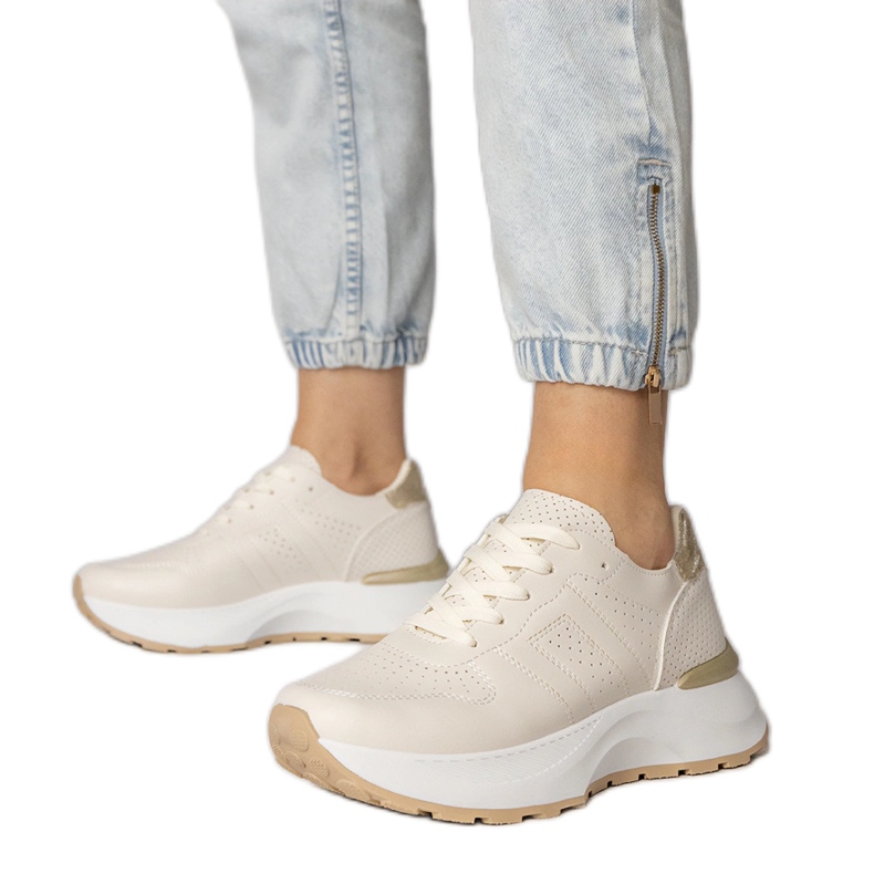 Bézs sportos cipők arany beillesztéssel