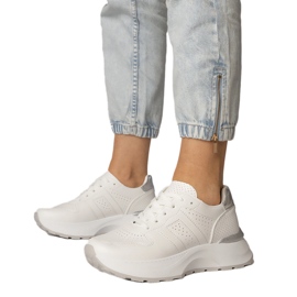 Fehér sport cipők ezüst betéttel