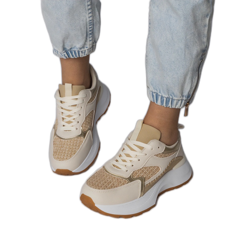 Bézs sportos cipők fonott betéttel