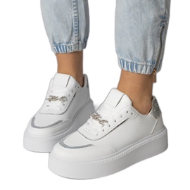 Csillogó és cirkonokkal díszített fehér és ezüst cipők Csillogó és cirkonokkal díszített fehér és ezüst cipők