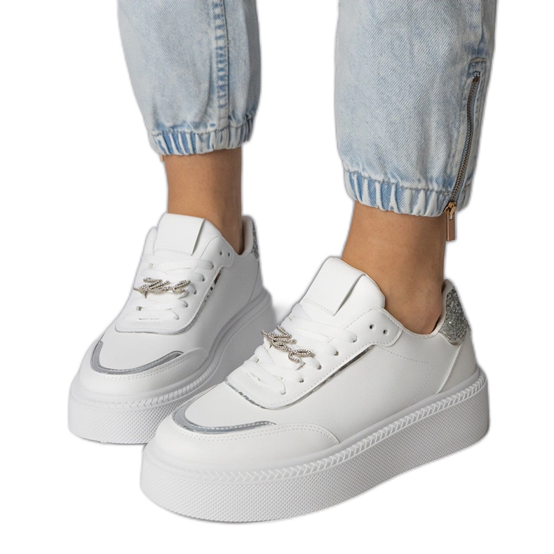 Csillogó és cirkonokkal díszített fehér és ezüst cipők Csillogó és cirkonokkal díszített fehér és ezüst cipők