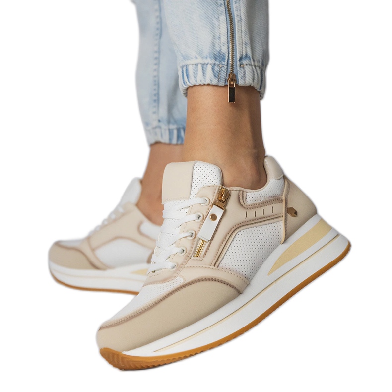 Bézs sportos cipők egy csúszkával díszítve