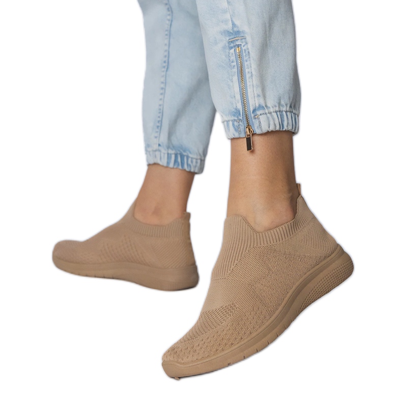 Bézs sportos cipők zoknivalókkal