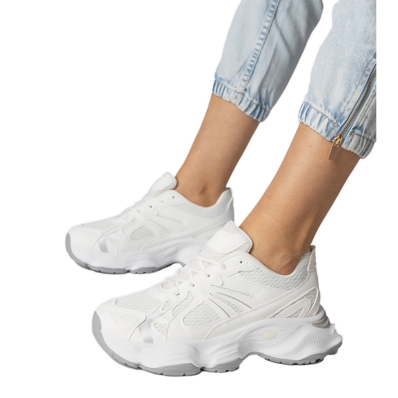 Fehér sportcipő masszív talppal